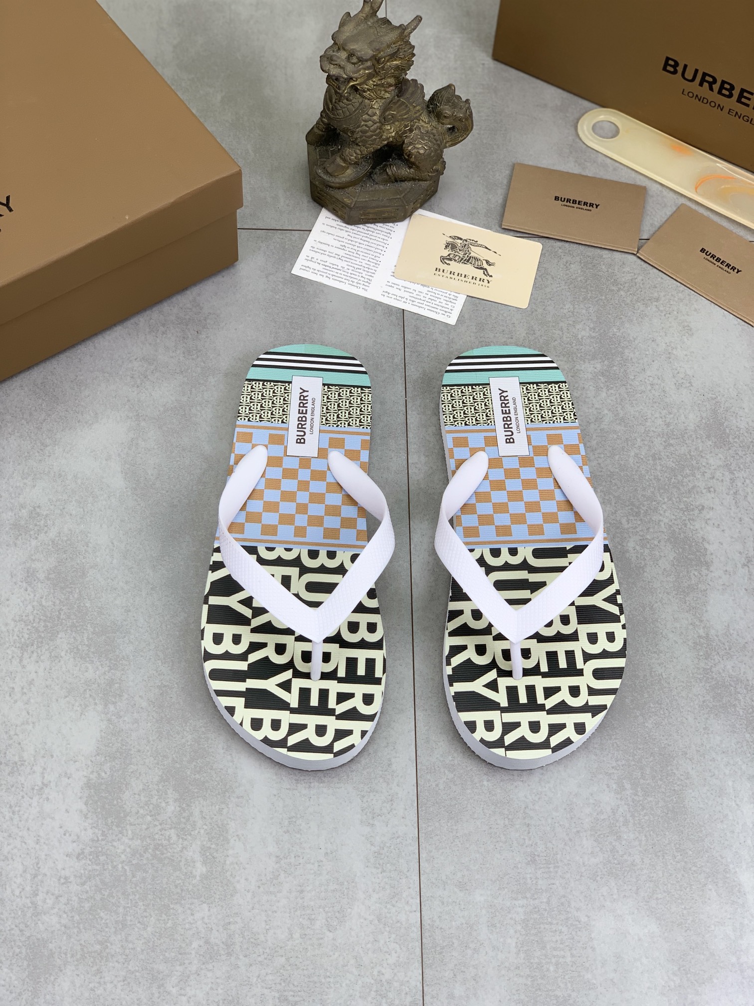 Burberry Shoes Casual flip-flops for couples