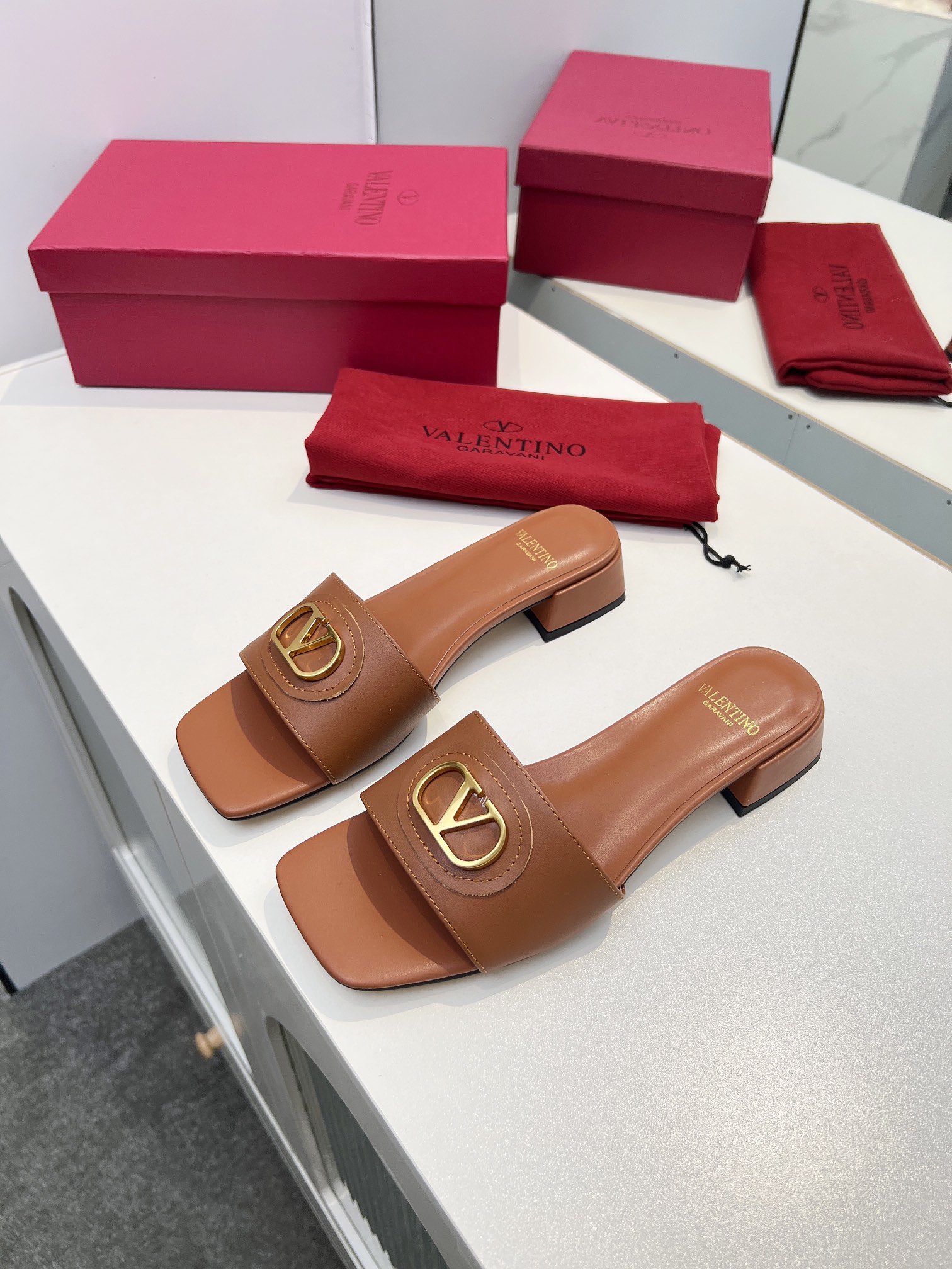 Valentino Shoes Ladies' Favorite Slipper SIGNATURE metal V-buckle women's slippers for spring and summer