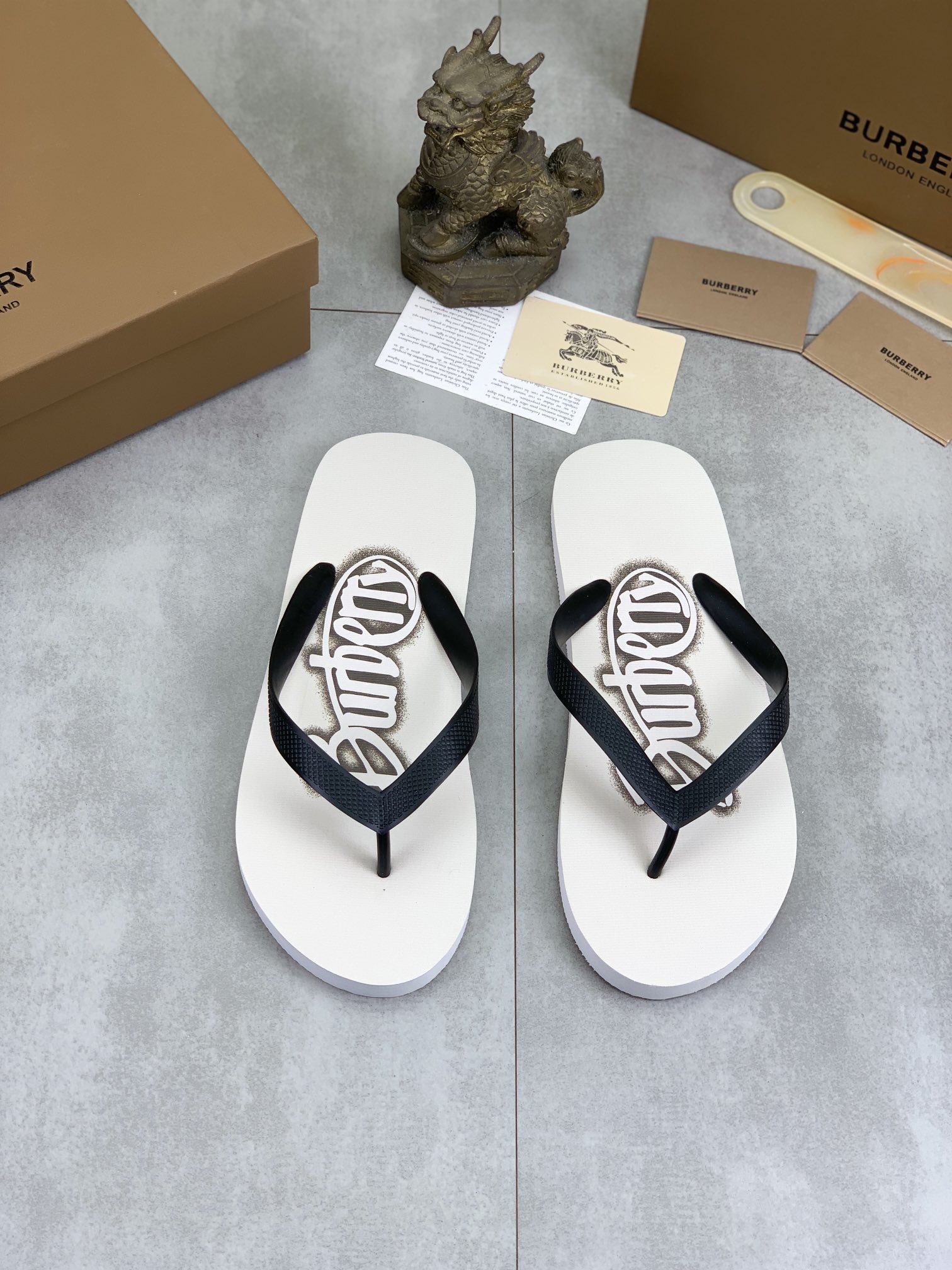 Burberry Shoes Casual flip-flops for couples