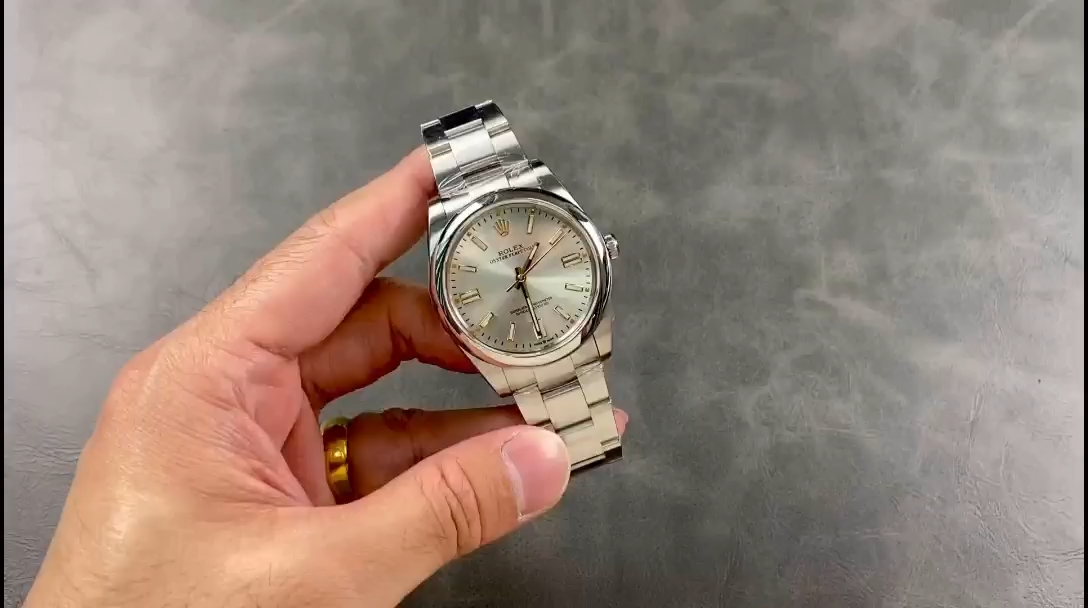 Rolex Oyster Perpetual 41mm Smooth Bezel Oyster Bracelet Silver Dial 124300 0001