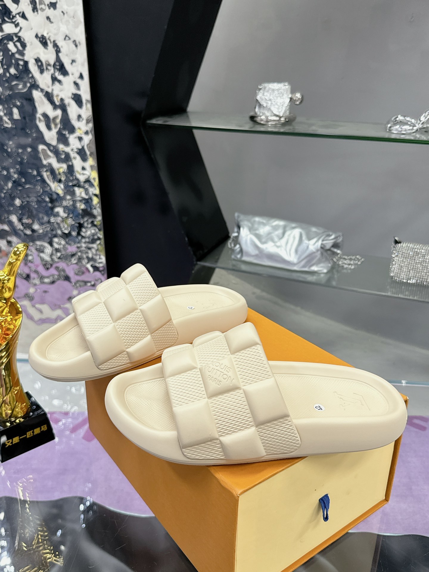 Louis Vuitton Shoes Monogram relief couple slippers