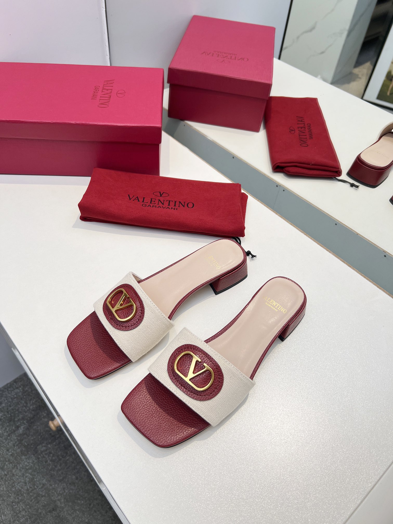 Valentino Shoes Ladies' Favorite Slipper SIGNATURE metal V-buckle women's slippers for spring and summer