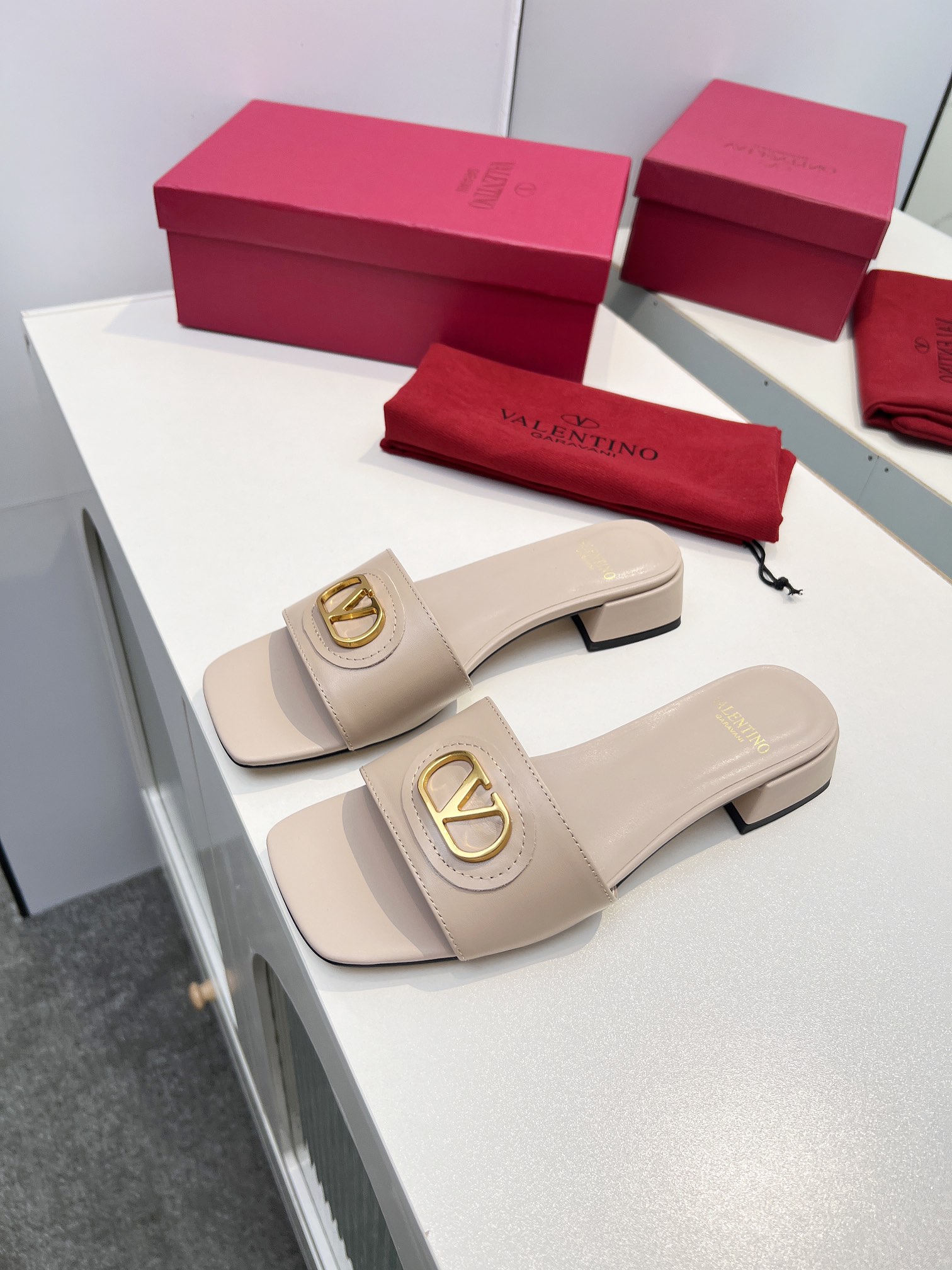 Valentino Shoes Ladies' Favorite Slipper SIGNATURE metal V-buckle women's slippers for spring and summer
