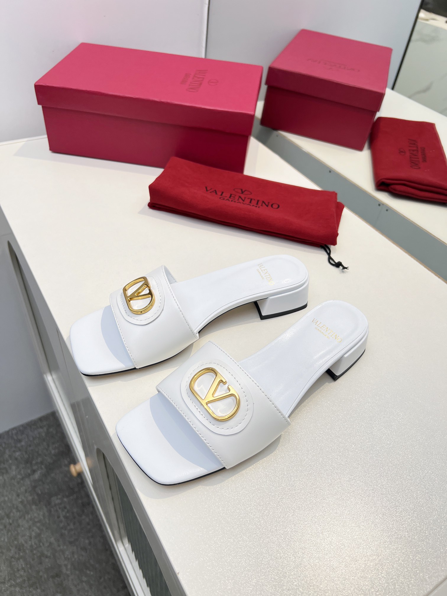 Valentino Shoes Ladies' Favorite Slipper SIGNATURE metal V-buckle women's slippers for spring and summer