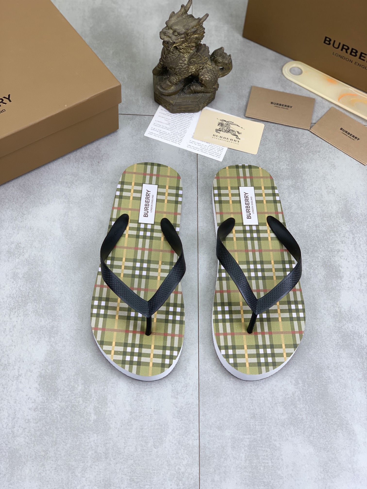 Burberry Shoes Casual flip-flops for couples