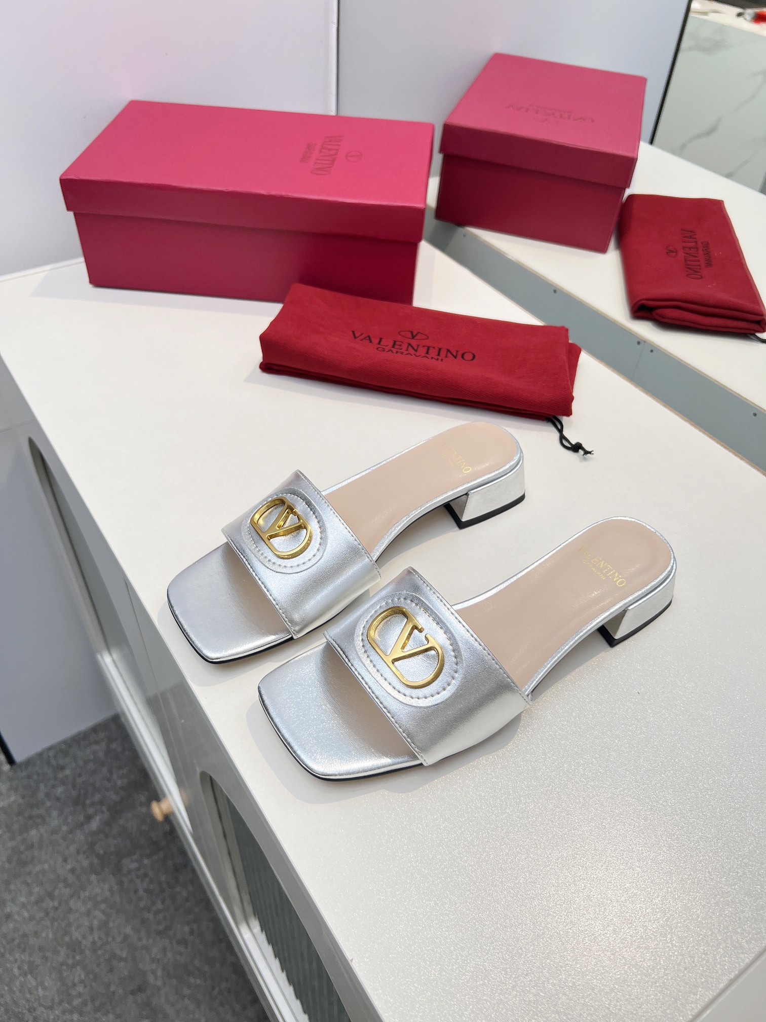 Valentino Shoes Ladies' Favorite Slipper SIGNATURE metal V-buckle women's slippers for spring and summer