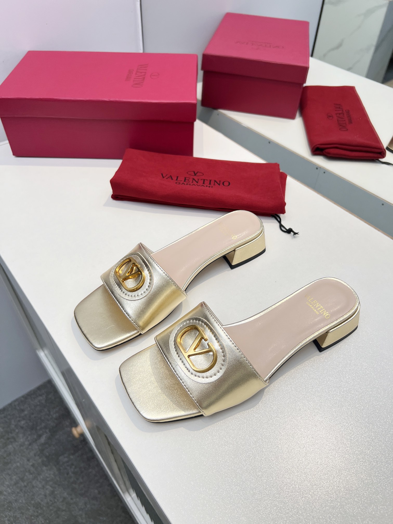 Valentino Shoes Ladies' Favorite Slipper SIGNATURE metal V-buckle women's slippers for spring and summer