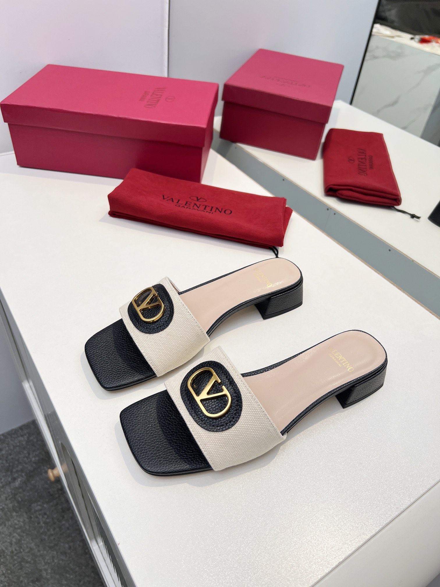 Valentino Shoes Ladies' Favorite Slipper SIGNATURE metal V-buckle women's slippers for spring and summer