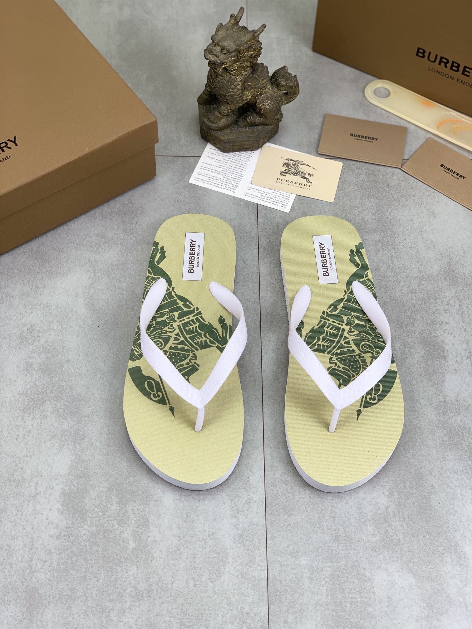 Burberry Shoes Casual flip-flops for couples