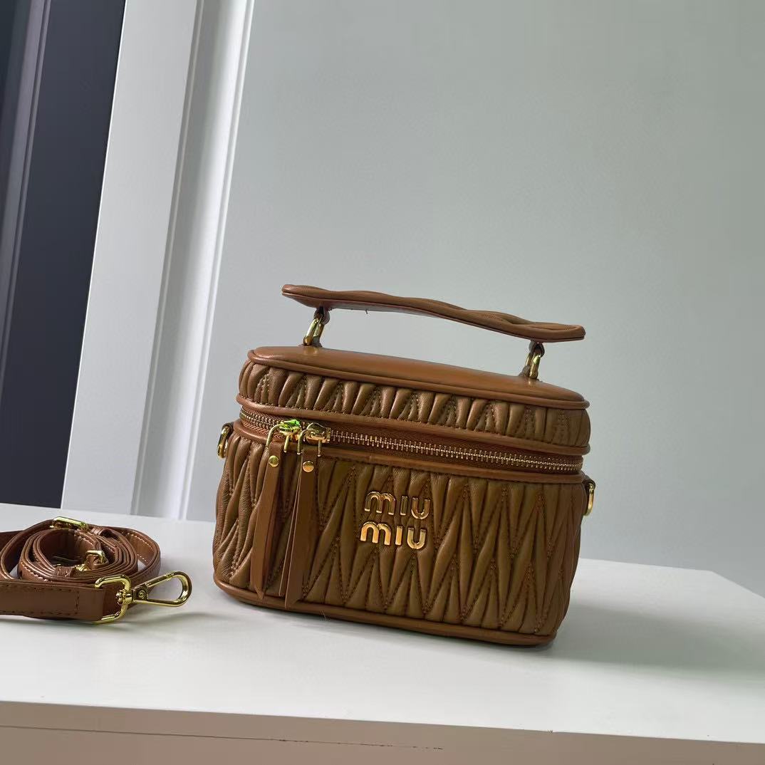 Miu Miu Matelass茅 Bag 5BH226 LM022 18cm
