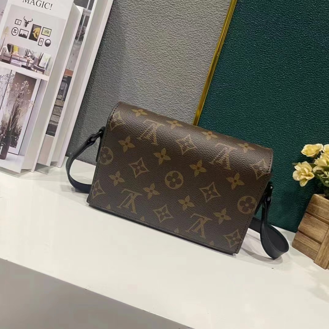 LV Steamer Messenger Bag M82534 LM031 18cm