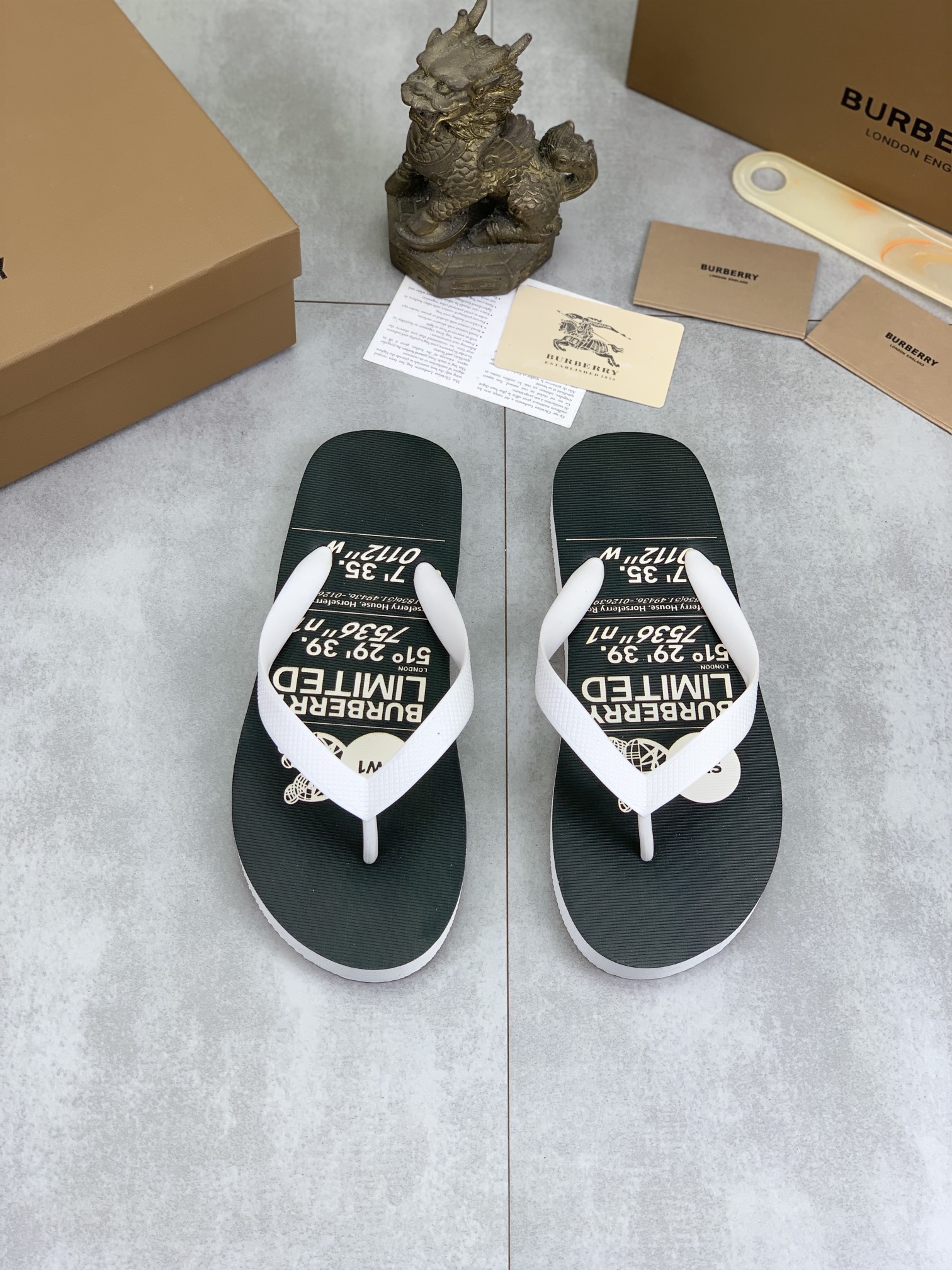 Burberry Shoes Casual flip-flops for couples