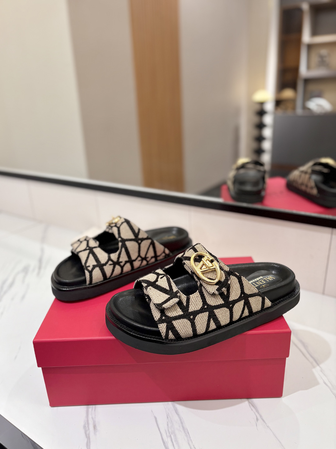 Valentino Shoes Ladies' Favorite Slipper 2025 New beach women's slippers