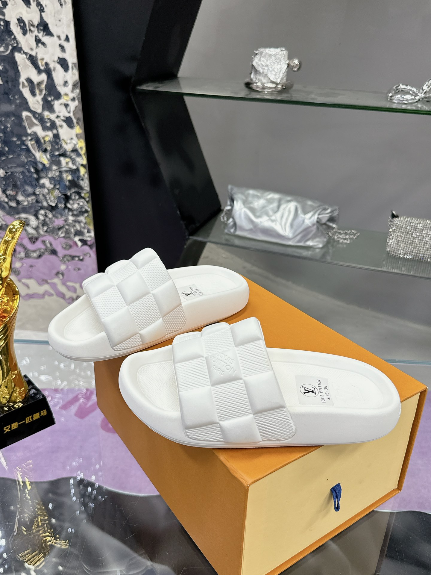 Louis Vuitton Shoes Monogram relief couple slippers