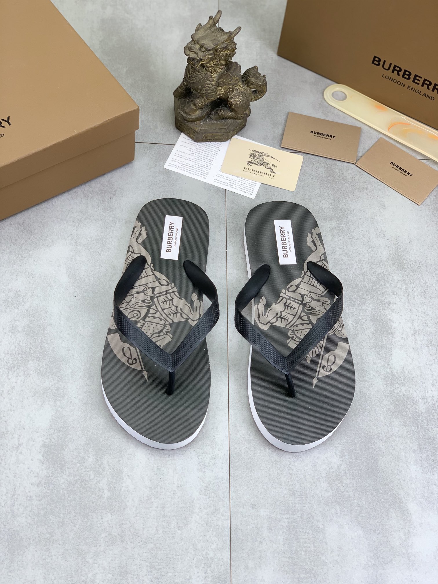 Burberry Shoes Casual flip-flops for couples