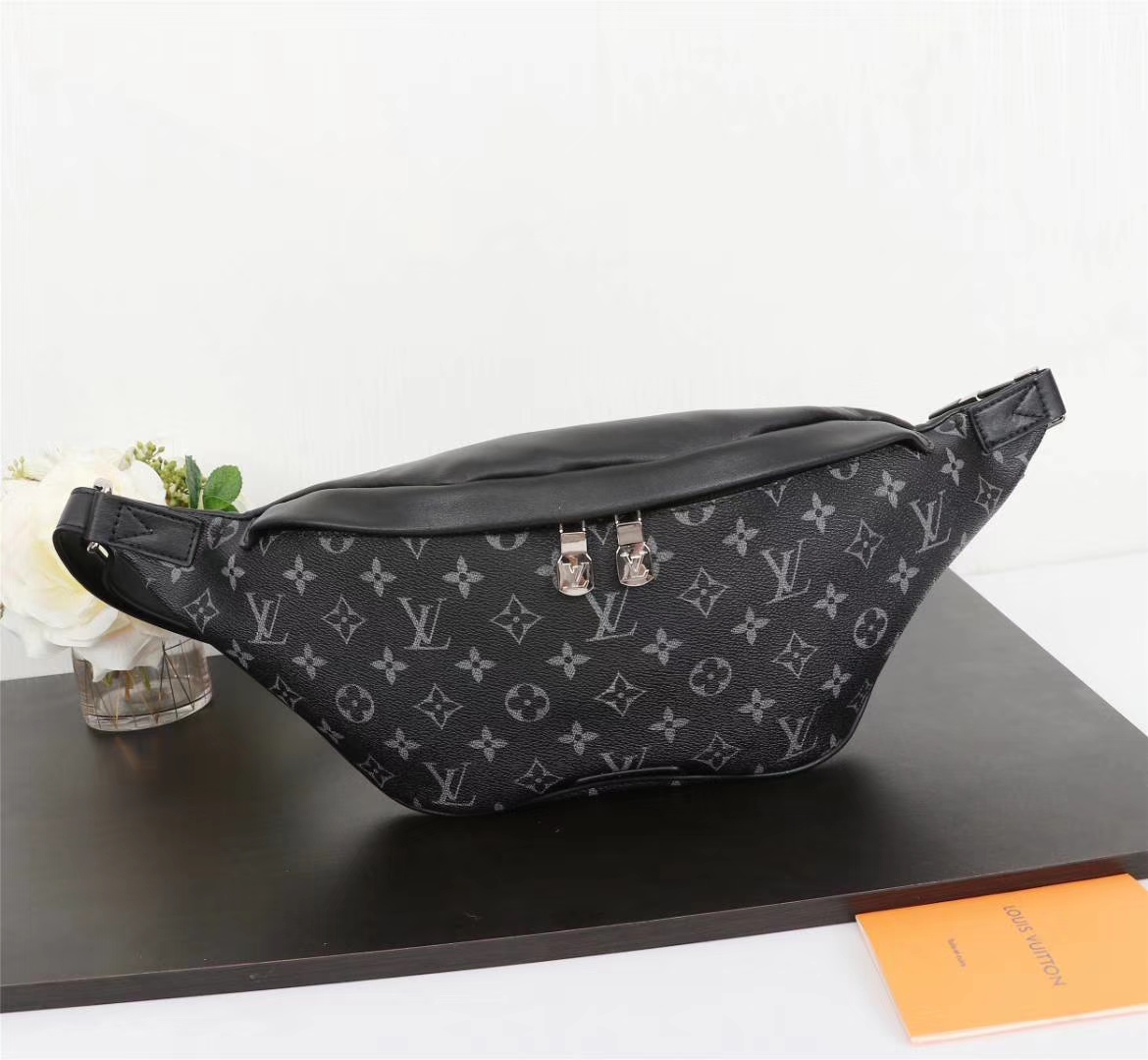 Louis Vuitton DISCOVERY BUMBAG