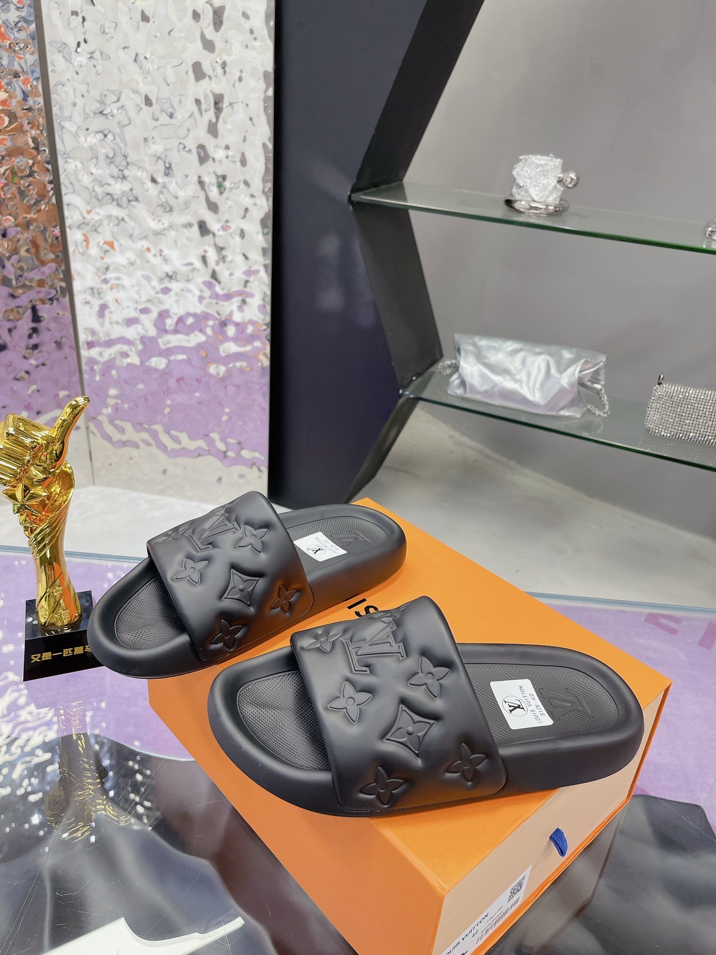 Louis Vuitton Shoes Monogram relief slippers for couples