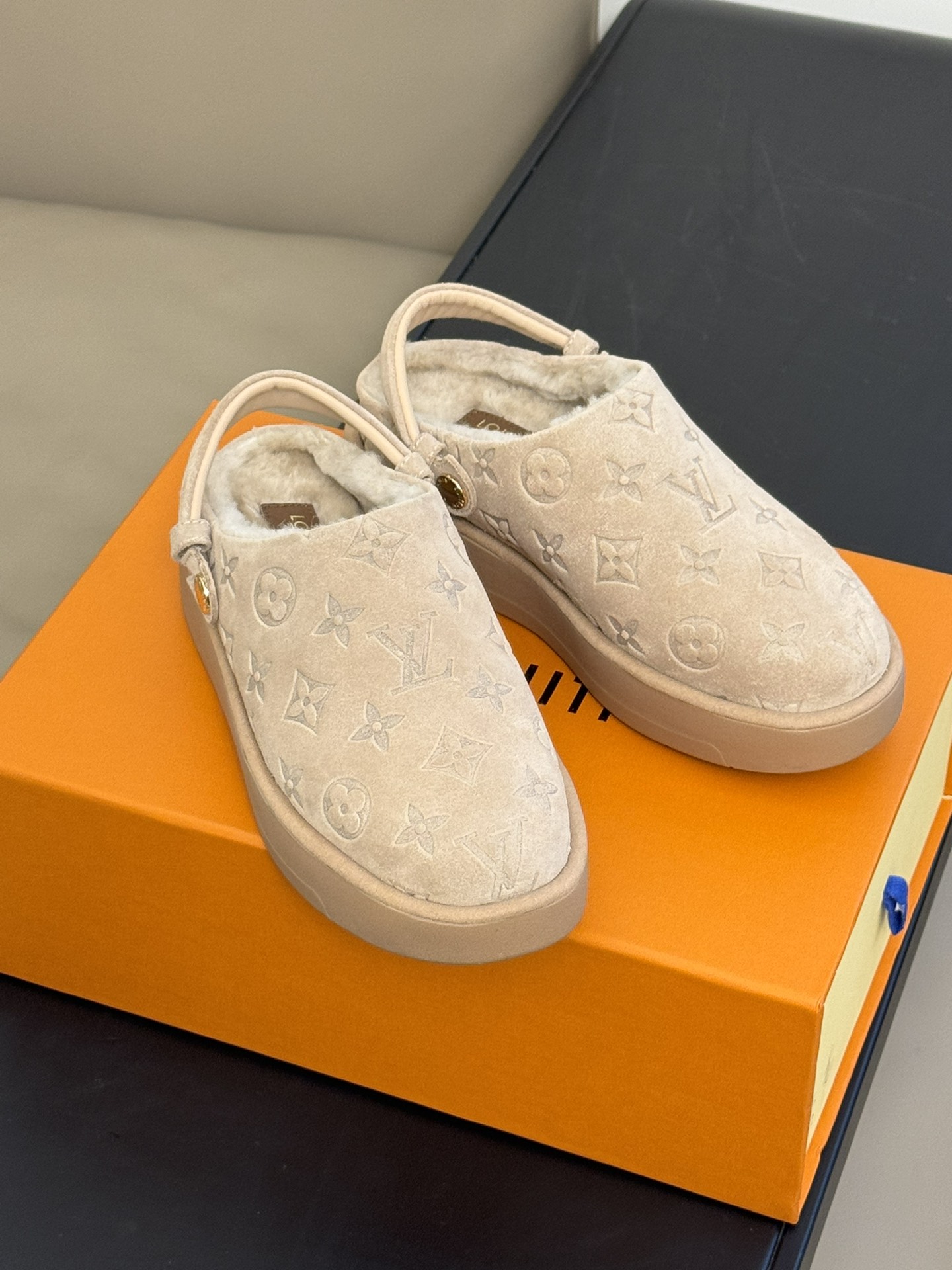 LV shoes 018 XM023