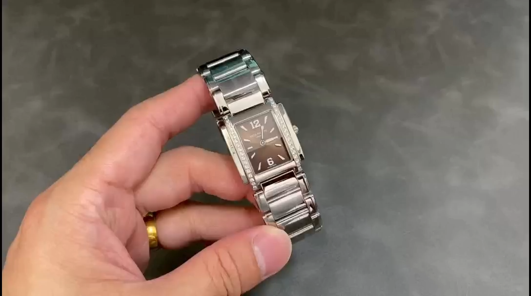 Patek Philippe Twenty-4 4910 1200A 010 Ladies Quartz 25x30mm
