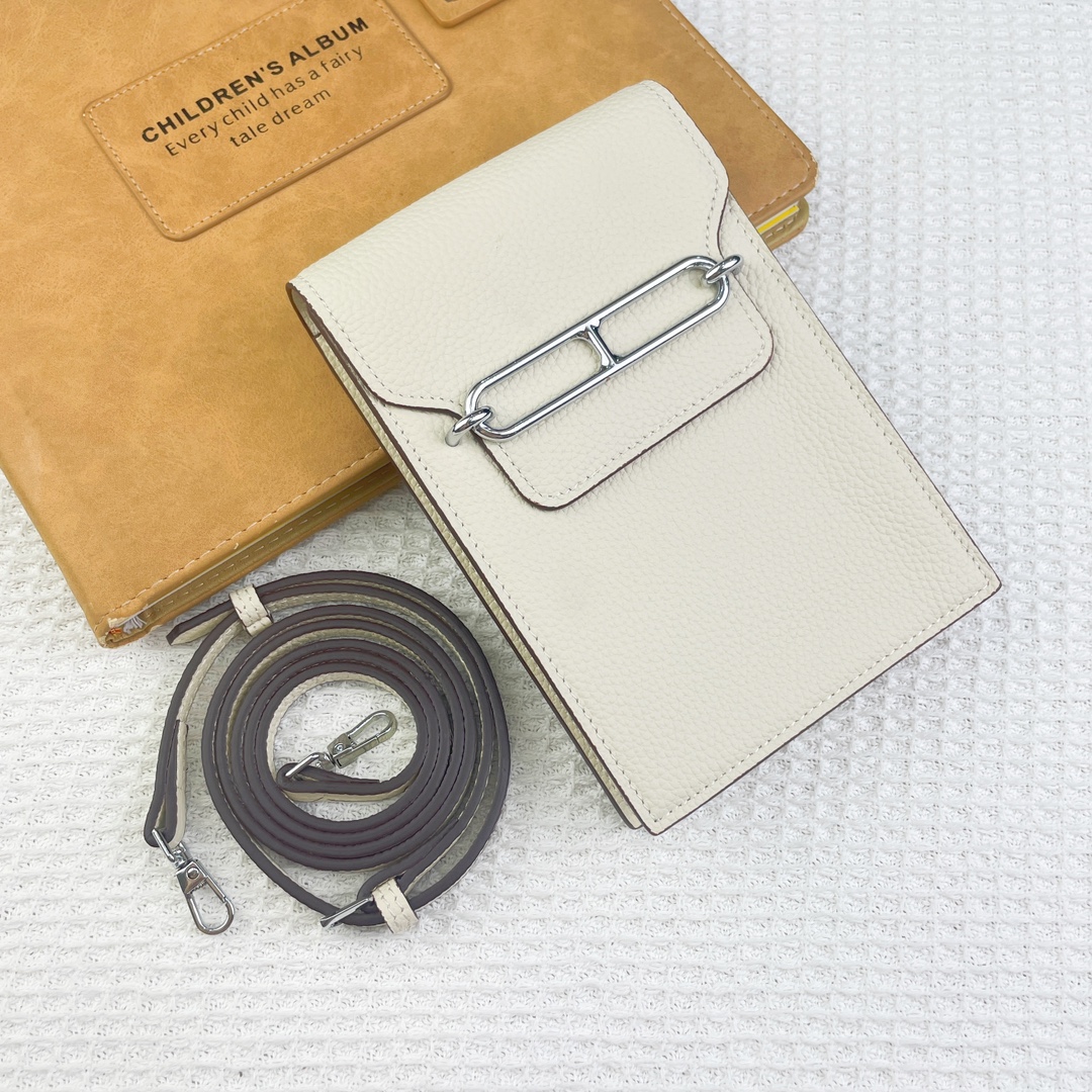 Herm猫s Pig Nose Cell Phone Bag