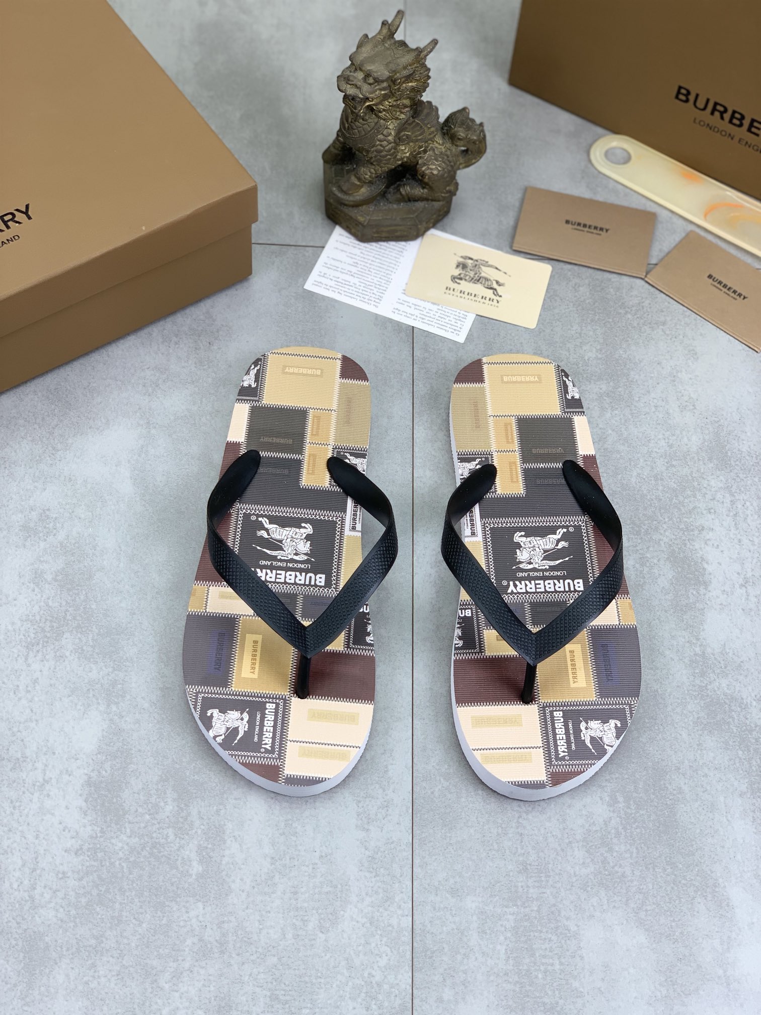 Burberry Shoes Casual flip-flops for couples