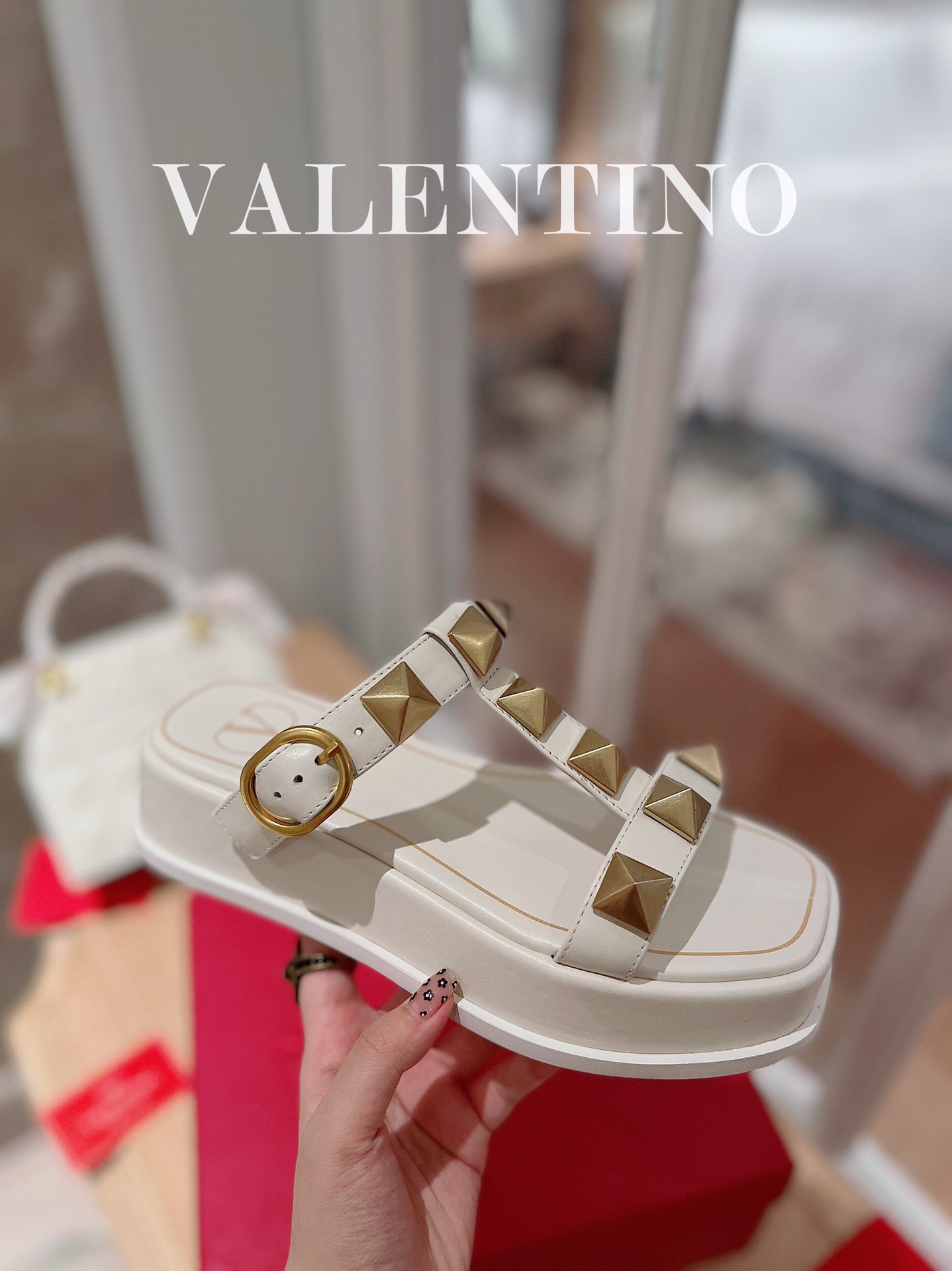 Valentino shoes (35-41) V008 01
