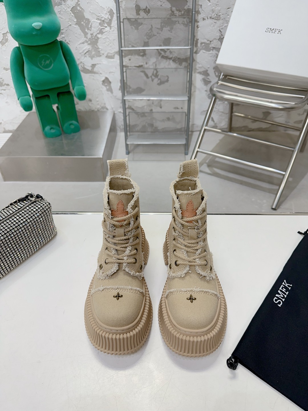 SMFK 001 boots XM552