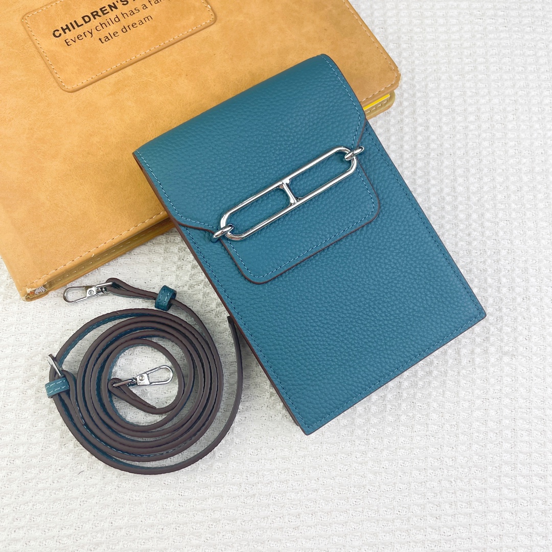 Herm猫s Pig Nose Cell Phone Bag