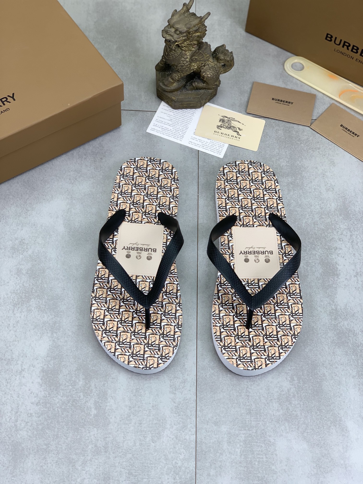 Burberry Shoes Casual flip-flops for couples