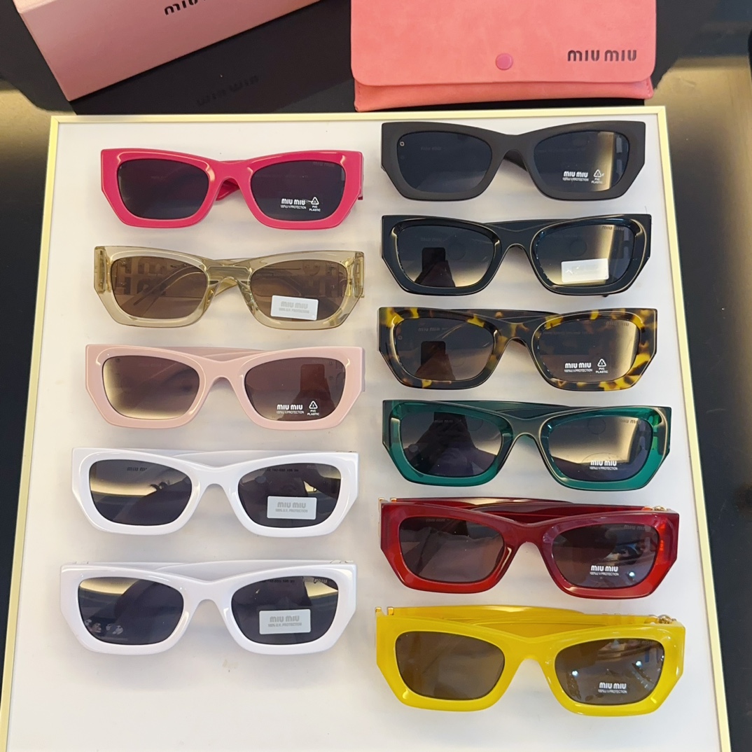 Miu Miu Sunglasses SMU 09WS SM061