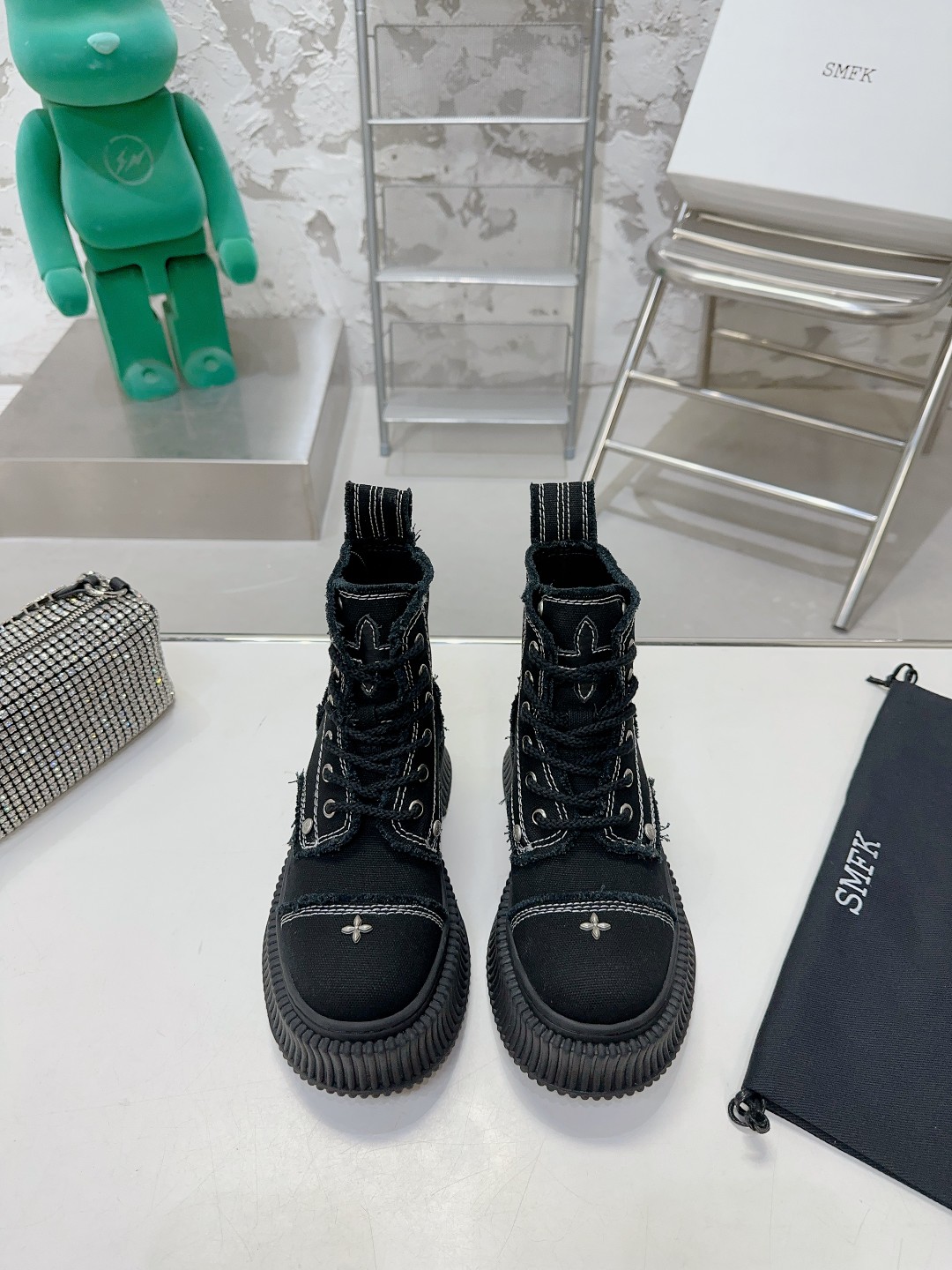 SMFK 001 boots XM552