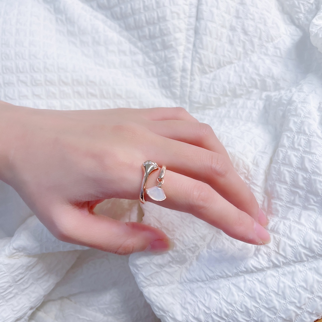 BVLGARI DIVAS��DREAM RING, White Mother-of-Pearl