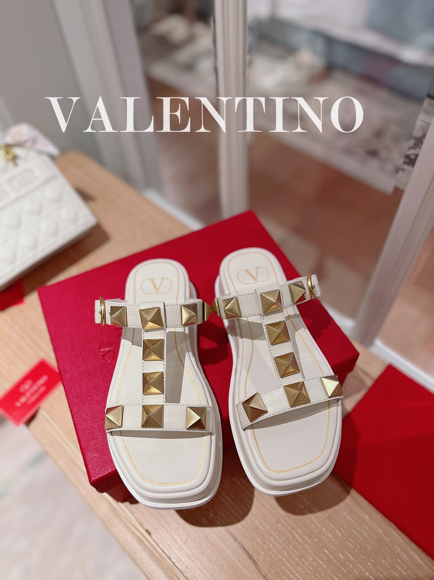 Valentino shoes (35-41) V008 01