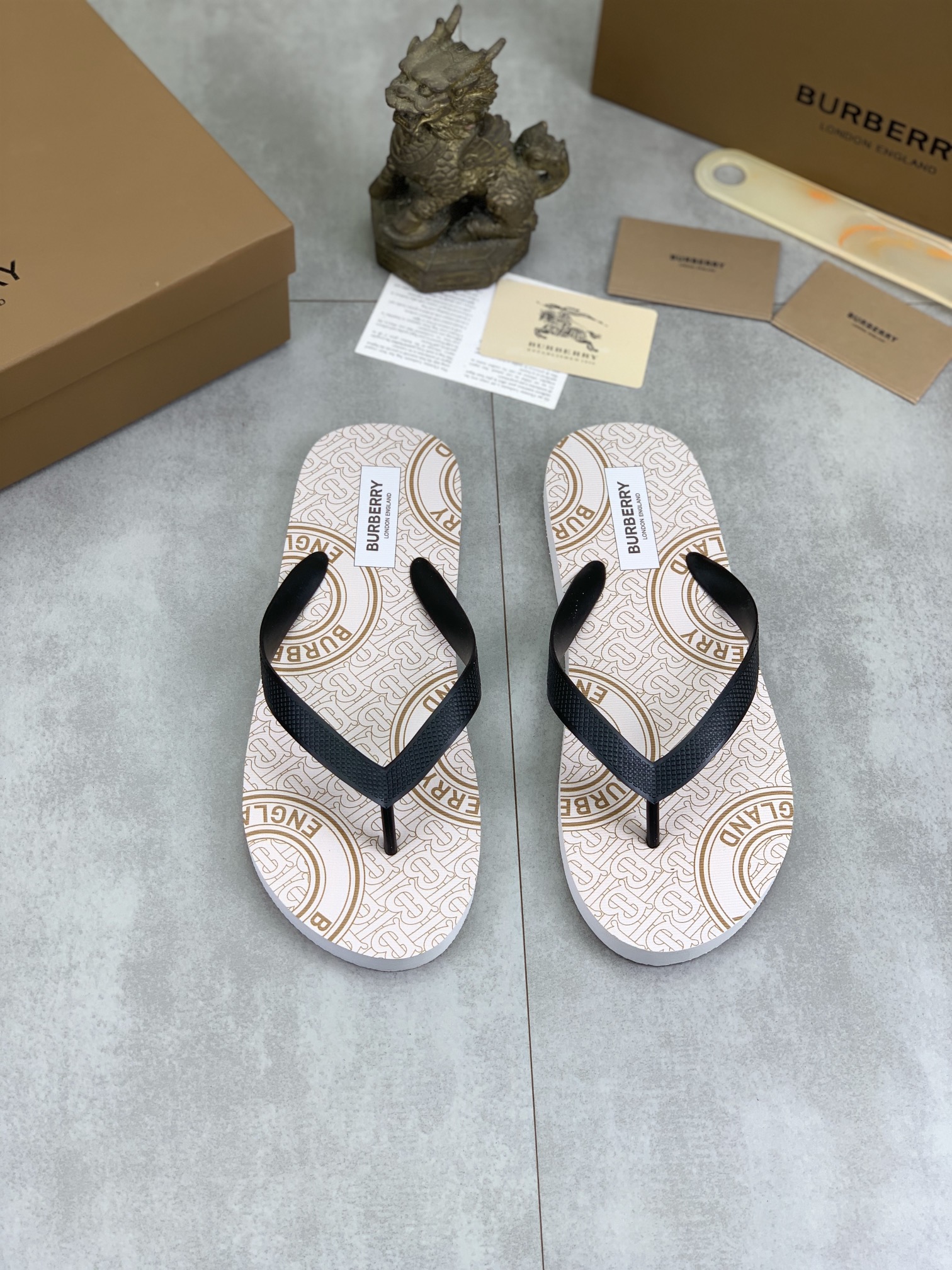 Burberry Shoes Casual flip-flops for couples