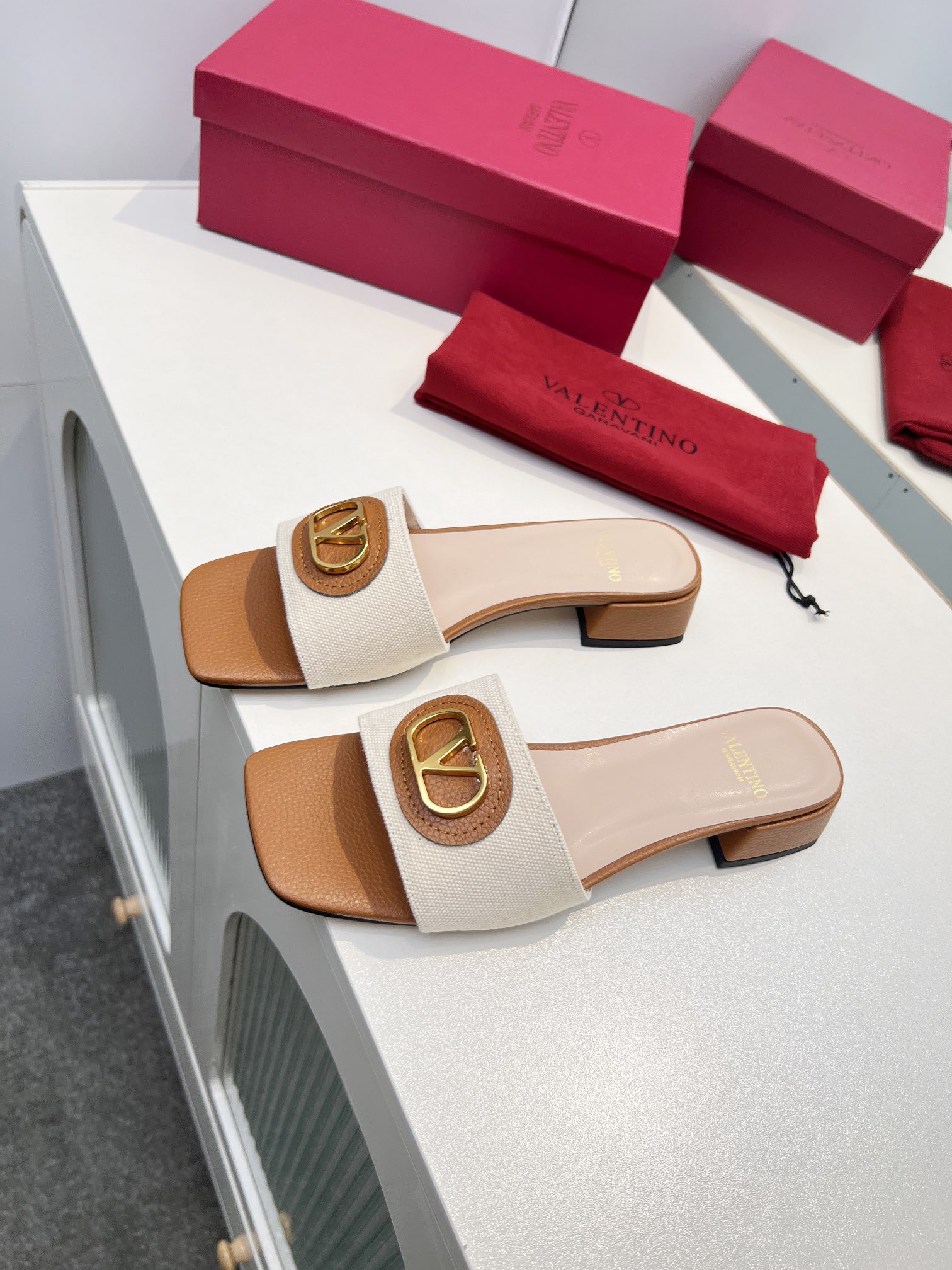 Valentino Shoes Ladies' Favorite Slipper SIGNATURE metal V-buckle women's slippers for spring and summer