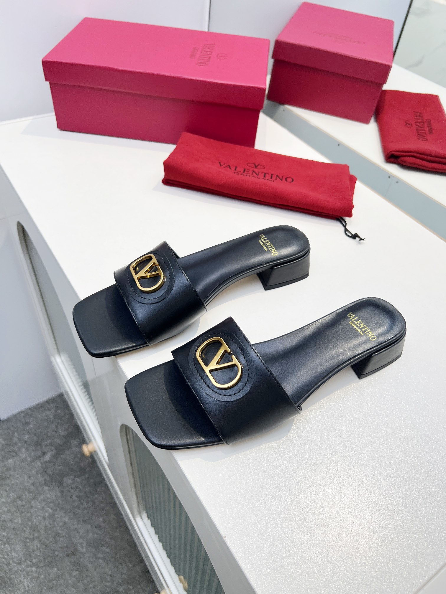 Valentino Shoes Ladies' Favorite Slipper SIGNATURE metal V-buckle women's slippers for spring and summer