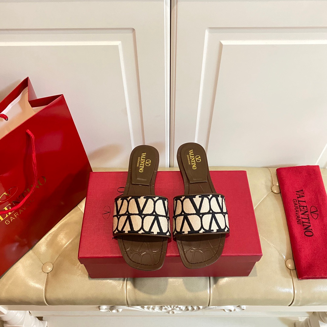 Valentino Everything Fits Comfortably Slide Sandal(Replica)